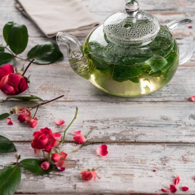 nane çayı, bir ahşap zemin, rustik tarzı bir şeffaf çay potu