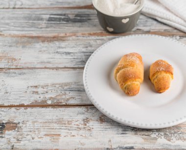 eski ahşap zemin, yatay çizgiler, gıda, rustik tarzı üzerinde beyaz seramik plaka üzerinde irili ufaklı, ekmek rulo