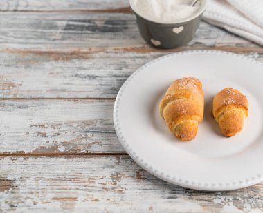 eski ahşap zemin, yatay çizgiler, gıda, rustik tarzı üzerinde beyaz seramik plaka üzerinde irili ufaklı, ekmek rulo