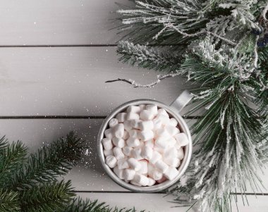 hatmi Beyaz ahşap zemin, çam üzerinde metalik bir fincan bir tatlı ağaç brunch dekorasyon, sihirli toz etkisi olarak