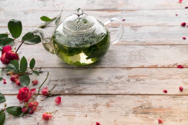 Cam Çaydanlık, nane çayı, içki, kış içki bir rustik ahşap zemin üzerinde