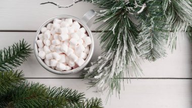 bir tatlı bir beyaz ahşap zemin, çam ağacı süsle, kış sahne metalik bir bardak Kavrulmuş Lokum gibiydi