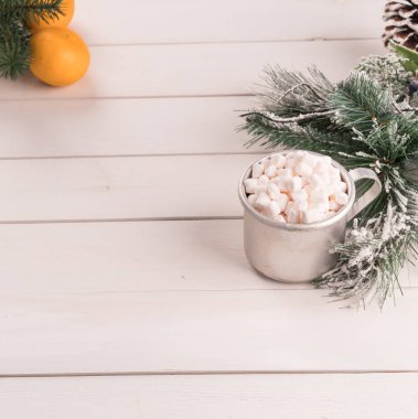 bir tatlı bir beyaz ahşap zemin, çam ağacı süsle, kış sahne metalik bir bardak Kavrulmuş Lokum gibiydi