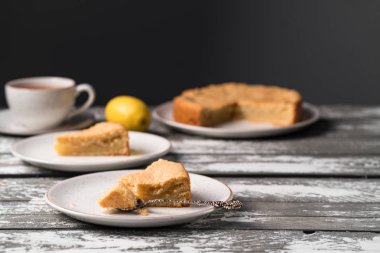 karanlık tarzı, rustik plakaları, eski ahşap zemin, arka plan, çay limonlu kek