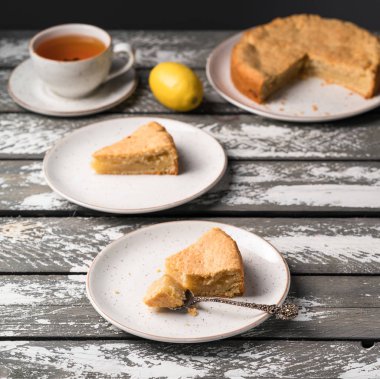 karanlık tarzı, rustik plakaları, eski ahşap zemin, arka plan, çay limonlu kek