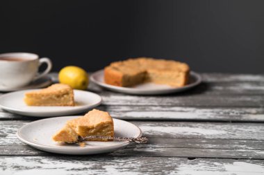 karanlık tarzı, rustik plakaları, eski ahşap zemin, arka plan, çay limonlu kek