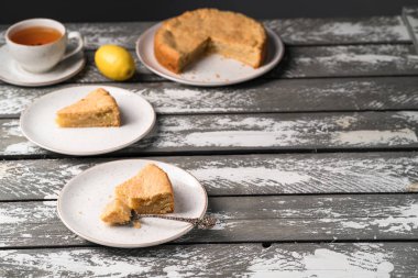 karanlık tarzı, rustik plakaları, eski ahşap zemin, arka plan, çay limonlu kek