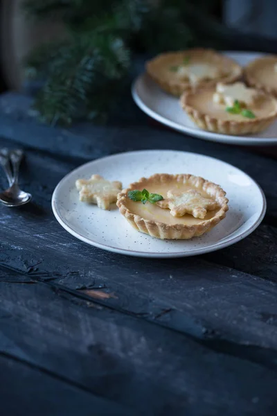 Een Dessert Van Mini Taartje Rustieke Plaat Muntblad Als Decoratie — Stockfoto