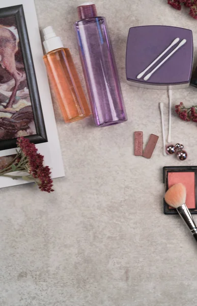 美容製品 オレンジと紫の色のボトル アイシャドウ 灰色の大理石テーブル — ストック写真