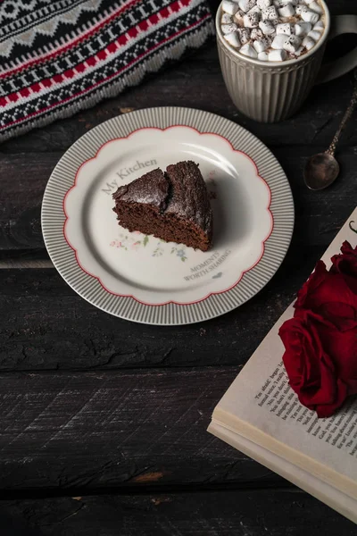 Homemade Chocolate Cake Red Roses Dark Style Rustic Wooden Backdrop — Stock Photo, Image