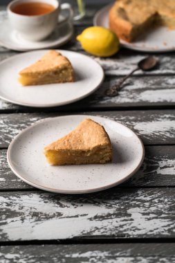 Ev yapımı limonlu kek, limonlu ve bahçedeki sonbahar ateş çiçekler vardır arka, koyu arka plan, rustik tarzı