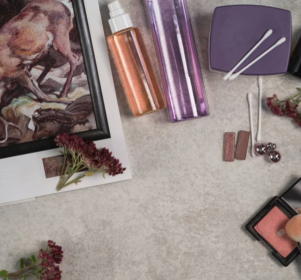 洗面台 オレンジと紫の色のボトル 綿の芽 美容製品 美しさと芸術の概念 — ストック写真