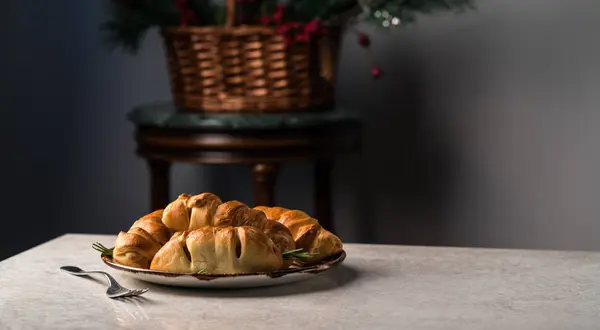 Kiełbasa Bułki Powierzchnię Szary Marmur Tło Uroczysty Christmas Party Food — Zdjęcie stockowe