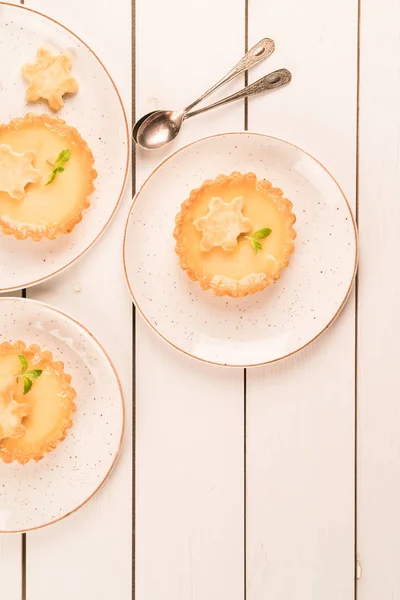 Limon Tartlets Kar Tanesi Bisküvi Nane Yaprağı Rustik Bir Tabakta — Stok fotoğraf