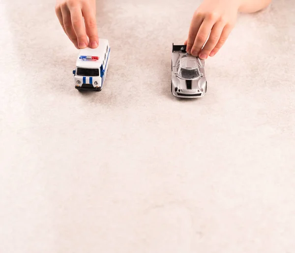 Ein Spiel Mit Autos Rennwagen Und Polizeiwagen Den Händen Eines — Stockfoto