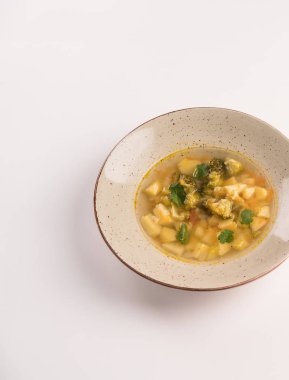 Ev yapımı kış çorba, patates, havuç, soğan, sarımsak kabak ve kişniş yaprakları