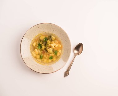 Ev yapımı kış çorba, patates, havuç, soğan, sarımsak kabak ve kişniş yaprakları