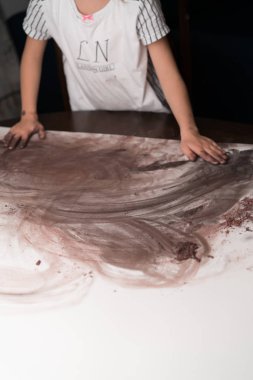 el boyama, çocuk bir beyaz kağıt üzerinde elleriyle boyama