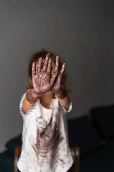 Hand Måleri Kid Målning Med Händerna Ett Vitt Papper — Stockfoto