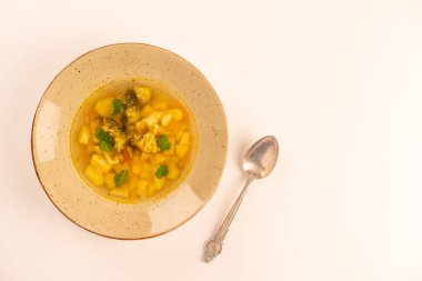 Kış yemek çorbası, ev yapımı, yeşil kase, ışık zemin