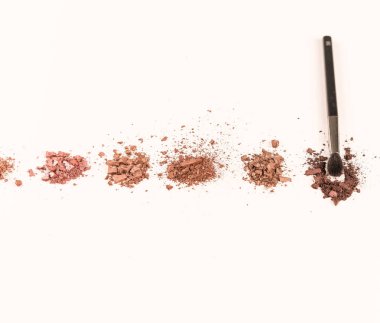 göz gölgeler, bir ışık kağıt zemin üzerinde fırça makyaj