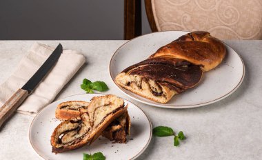 çikolatalı börek ekmek, rustik tarzı, koyu gri duvar arka plan