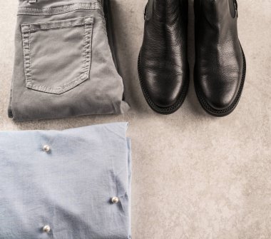 Giysi, ayak bileği botları, gri mermer yüzey, kış ayında kadın moda