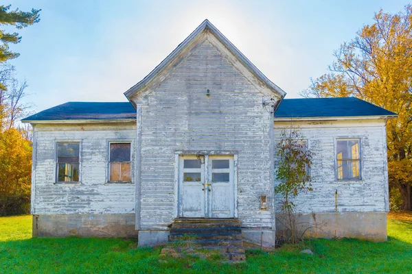 Ein Altes Weißes Verlassenes Bauernhaus Herbst — Stockfoto