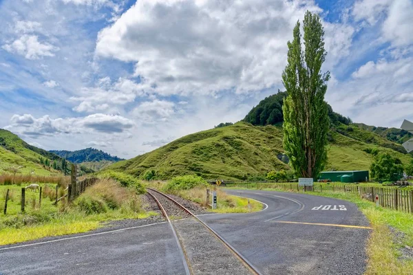 Osamělý Scénické Dálnice Přes Zemědělské Půdy Taranaki Nový Zéland — Stock fotografie