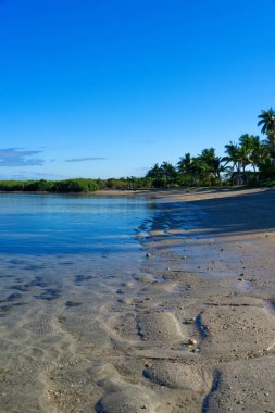 Fiji bir plajda açık yansıtıcı su