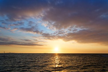 Pasifik Okyanusu üzerinden güneş ayarı