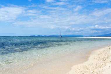Fiji sahil beyaz kum plaj ile küçük adadan