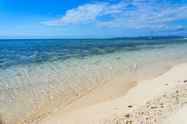 Fiji sahil beyaz kum plaj ile küçük adadan