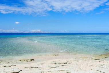 Fiji sahil beyaz kum plaj ile küçük adadan