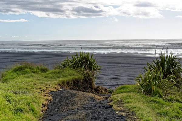 Siyah kum plaj deniz kıyısından Taranaki, Yeni Zelanda
