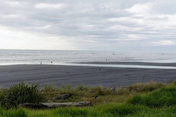 Siyah kum plaj deniz kıyısından Taranaki, Yeni Zelanda