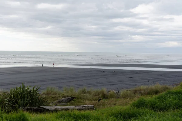 ニュージーランド タラナキ地方沿岸の黒砂ビーチ — ストック写真