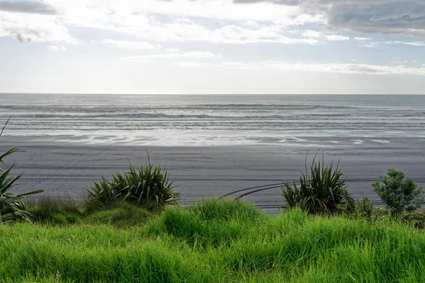 Siyah kum plaj deniz kıyısından Taranaki, Yeni Zelanda