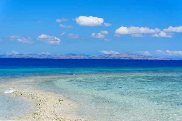 Fiji sahil beyaz kum plaj ile küçük adadan