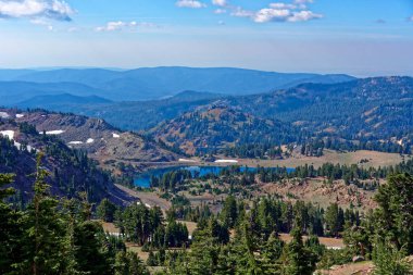 Lassen Peak Lassen volkanik Milli Park Lake Helen ön planda yer--dan uzak manzara