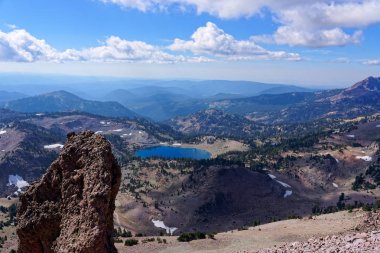 Lassen Peak Lassen volkanik Milli Park Lake Helen ön planda yer--dan uzak manzara