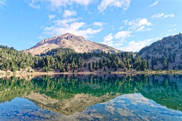 Reflexões Lago Helen Parque Nacional Vulcânico Lassen Califórnia — Fotografia de Stock