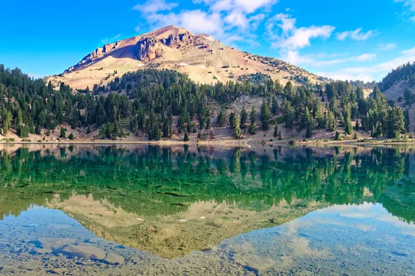 Riflessioni Sul Lago Helen Nel Parco Nazionale Vulcanico Lassen California — Foto Stock
