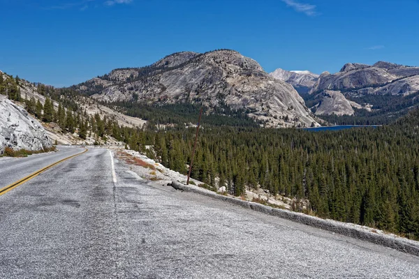 Tenaya Gölü Yosemite Ulusal Parkı Nda Yakınlarındaki Tioga Yolu — Stok fotoğraf