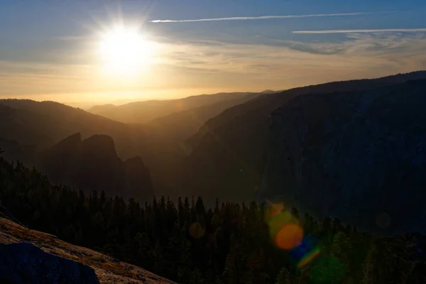 Ηλιοβασίλεμα Πάνω Από Την Κοιλάδα Yosemite Μια Καπνιστή Ημέρα — Φωτογραφία Αρχείου