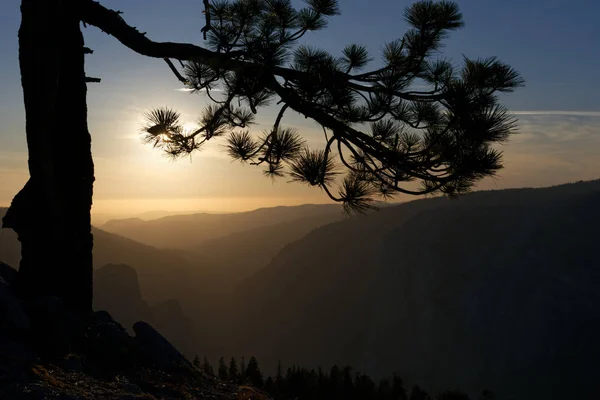 Pôr Sol Sobre Yosemite Valley Dia Fumegante — Fotografia de Stock