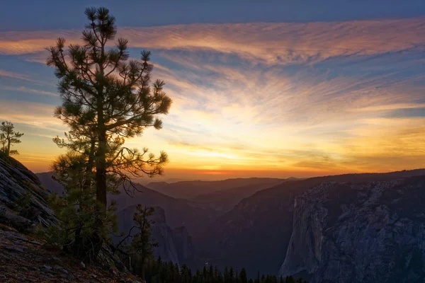 Ηλιοβασίλεμα Πάνω Από Την Κοιλάδα Yosemite Λαμβάνονται Από Sentenial Θόλος — Φωτογραφία Αρχείου