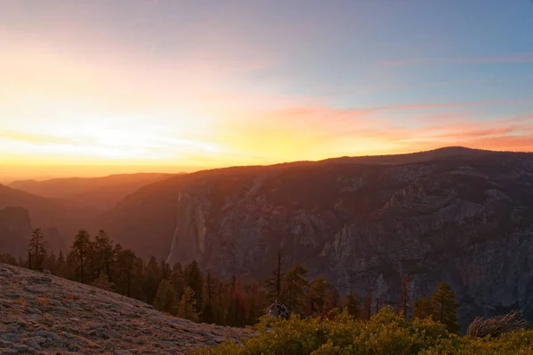 Ηλιοβασίλεμα Πάνω Από Την Κοιλάδα Yosemite Λαμβάνονται Από Sentenial Θόλος — Φωτογραφία Αρχείου