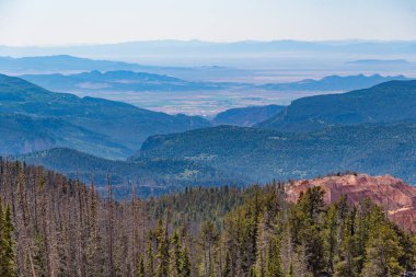 Cedar Breaks ulusal anıt arka planda görünür Brian kafasıyla göz ardı