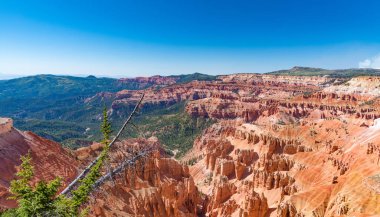 Cedar Breaks Ulusal Anıtı, yaz aylarında Utah bakmaktadır.
